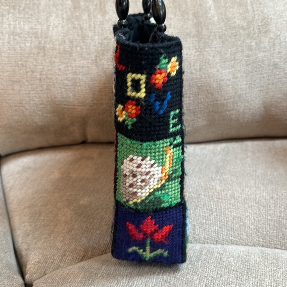 Cottage Core Granny needlepoint crochet vintage handbag with wood handles - Picture 3 of 10